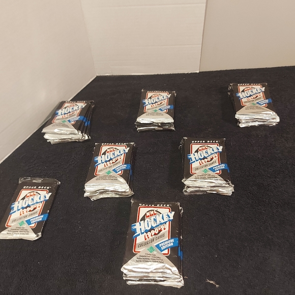 Large Lot of 31 1990-1991 Upper Deck Hockey Card Wax Packs Unopened Premier Edit - Picture 4 of 5